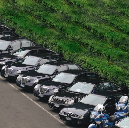 Sprechi, una casta da record:  
in Italia oltre 620mila auto blu