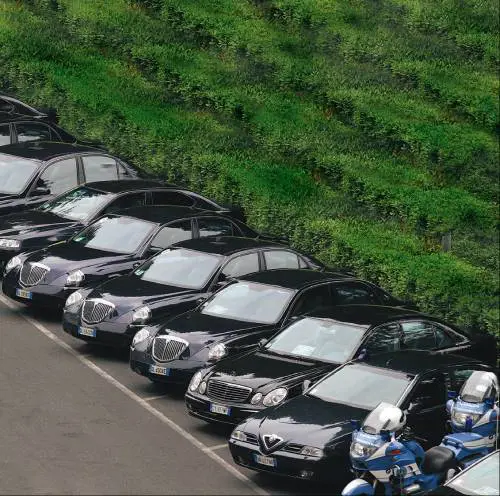 Sprechi, una casta da record:  
in Italia oltre 620mila auto blu