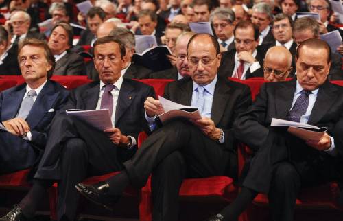 Berlusconi a Marcegaglia: "Fai il ministro" 
Ma la platea di Confindustria dice no