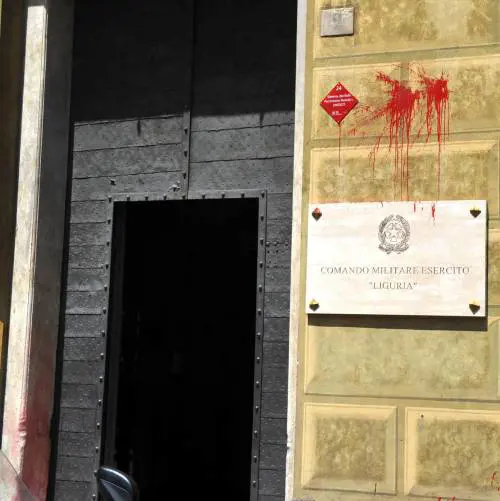 I pacifisti se la prendono con i soldati genovesi