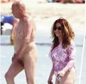 Veronica a Formentera tra i nudisti  
E Silvio è nonno per la sesta volta