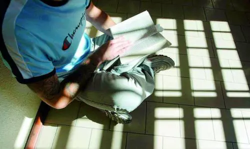 Detenuti e bambini sul palco per aprire le finestre del cuore