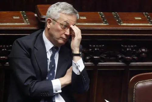 E Tremonti promette: "Guerra alla burocrazia 
Ogni anno produciamo 4 chilometri di regole"