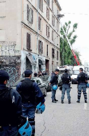 Sgomberato centro sociale LabZero 
Denunciati 30 anarchici abusivi