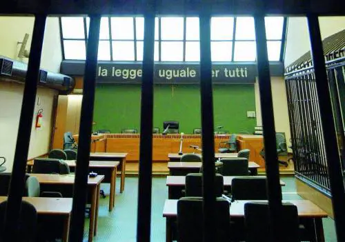 La causa è «ridicola»  e il giudice in aula bacchetta i cittadini