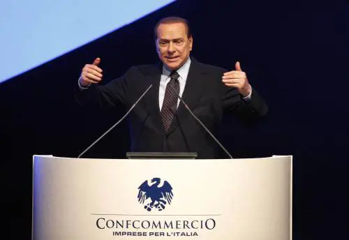 Il premier: "Dimezziamo i politici"