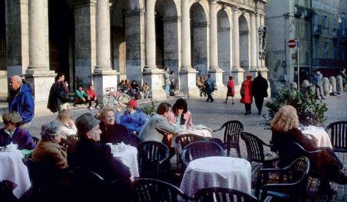 Bergamo Alta come un pollaio: 
alle ore 22 tutti a nanna e zitti