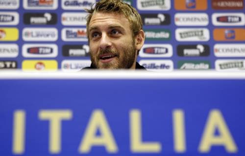 De Rossi: "Padania al Mondiale? Tifiamo contro" 
Germania ko con la Serbia, Inghilterra solo pari