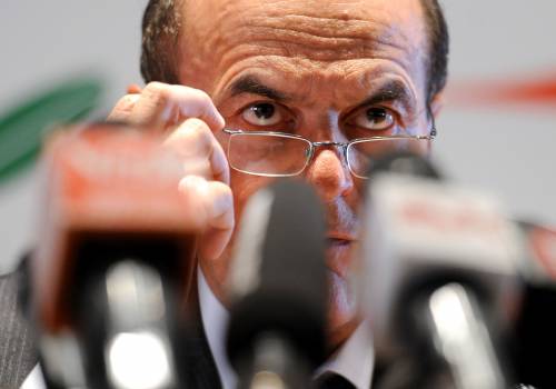 Bersani: se attaccano la Carta mi alleo con Fini 
Ma l'ex An ironizza: "Anche lui entrerà nel Pdl?"