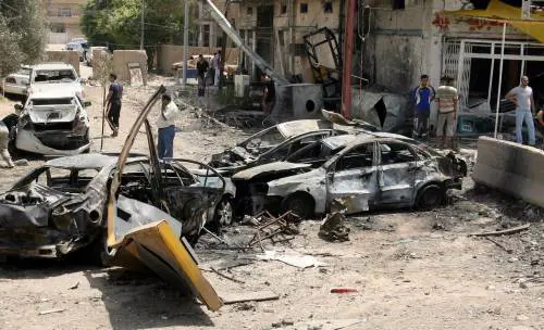 Bagdad, due autobombe 
contro una banca d'affari: 
26 i morti e 53 i feriti