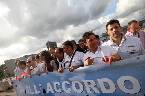 Fiat, Pomigliano al bivio:  
oggi si vota il referendum 
I "viola" fanno gli avvoltoi