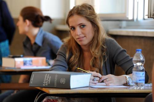 Maturità, via con il tema per 500mila studenti: 
la ricerca della felicità al top, le foibe allo 0,6%