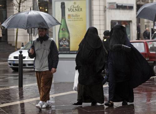 La Spagna va contro il burqa:  
mozione per legge che lo vieti