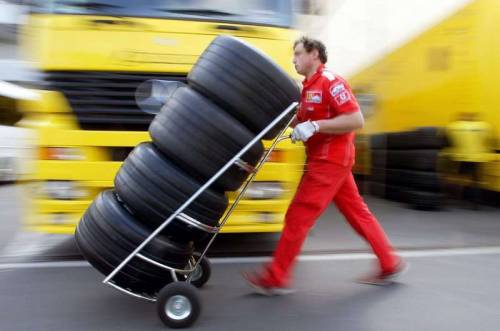 F1, sarà Pirelli il fornitore unico 
Battuta la concorrenza Michelin
