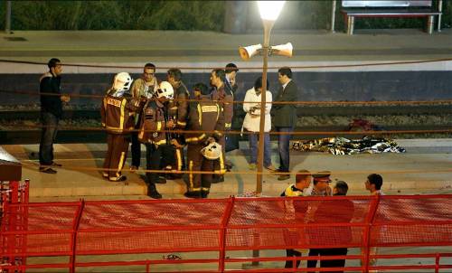 E' tragedia a Barcellona 
Attraversano i binari, 
il treno li falcia: 12 vittime
