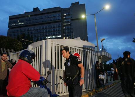 Attentato ad Atene, 
esplode pacco bomba: 
un morto al ministero