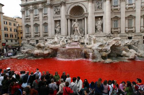 Roma, Fontana di Trevi: 
ancora un blitz colorato 
L'acqua si tinge di rosso