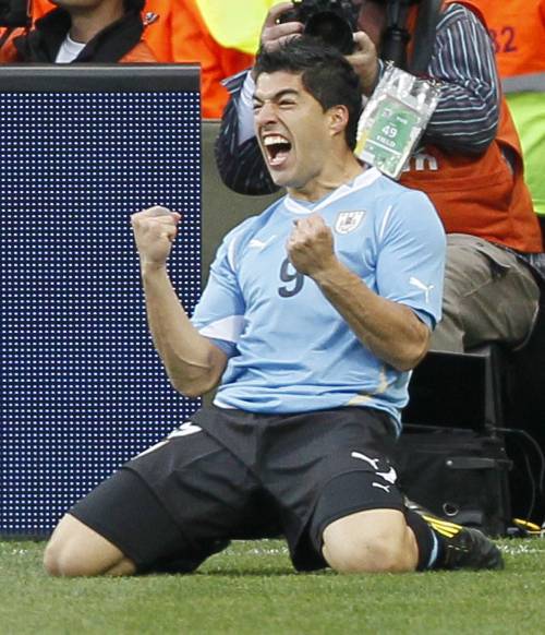 Uruguay nel segno di Suarez: doppietta e Corea del Sud fuori