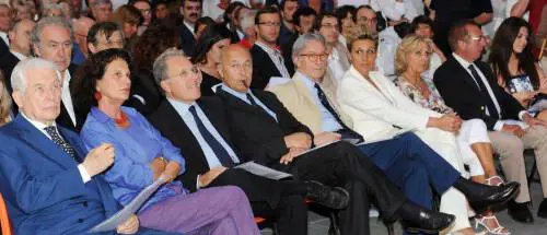 Tra grisaglie e tacco dodici a Santa vince leleganza