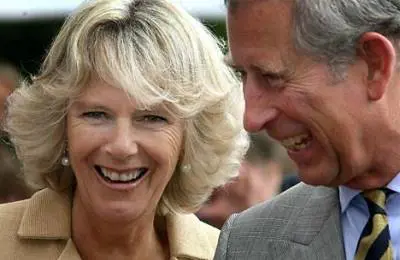 Carlo e Camilla nella tormenta