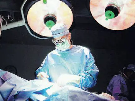 Muore in ospedale dopo 11 ore di lavoro