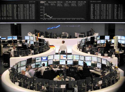 Crollano i mercati europei 
Bruciati oltre 145 miliardi 
Piazza Affari giù del 4,4%