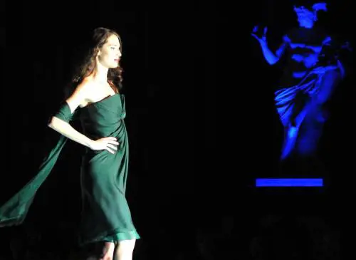 Nella notte delle statue blu trionfa il nero di Odicini