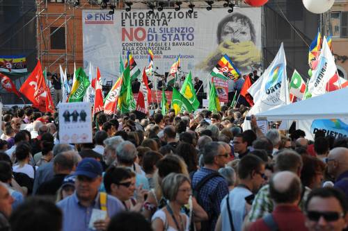 Intercettazioni, Napolitano: chiari i punti critici 
La sinistra va in piazza e litiga con la D'Addario