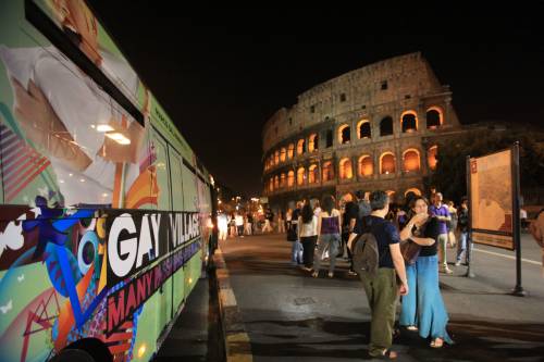 Aggressione al Gay village 
"Due feriti non gravi" 
Nel pomeriggio il corteo