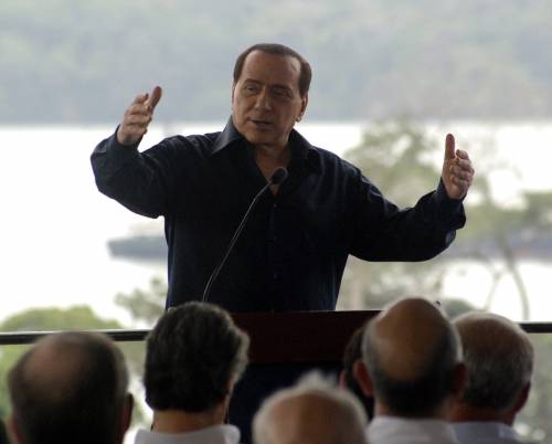 Berlusconi: "Nessuno mi demoralizza 
Le tredicesime? Non saranno toccate"