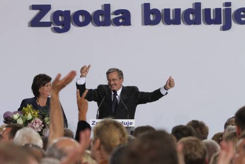 E' svolta in Polonia: 
finita l'epoca dei gemelli  
Komorowski presidente