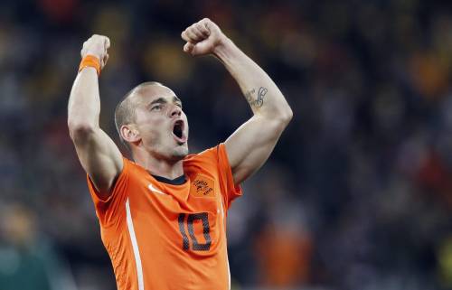 Un Uruguay orgoglioso si batte fino al termine 
Sneijder e Robben regalano la finale all'Olanda