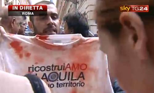 Aquilani in piazza a Roma, tafferugli: due feriti 
Letta: "Le tasse saranno dilazionate su 10 anni"