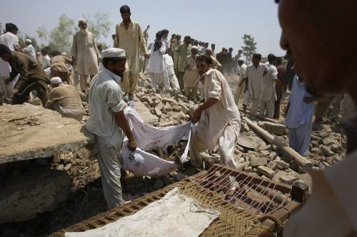 Kamikaze in Pakistan: 65 morti, cento i feriti