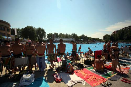 Clandestini ubriachi 
in piscina: arrestati