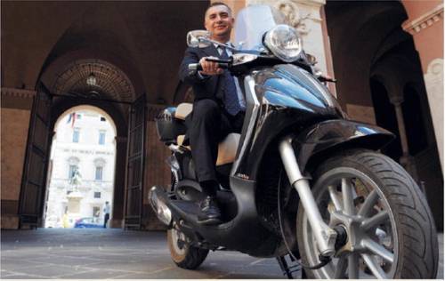 Presidente Mani di forbice 
costa poco, taglia tanto 
e mette all’asta i morti...