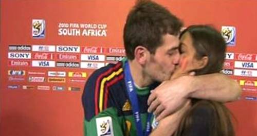 Il mondiale della Spagna sarà ricordato per il bacio appassionato di Casillas