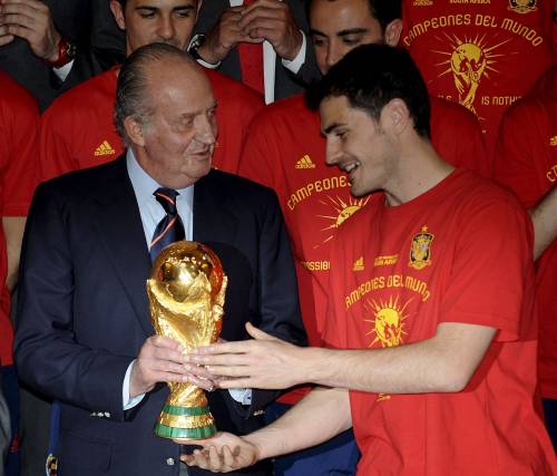 Spagna, fiesta e delirio: 
gli eroi "incoronati" dal re 
Blatter: "Finale violenta"