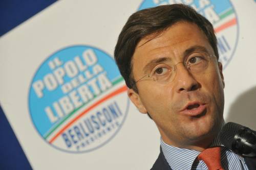 Cosentino, Bocchino: "Pronti a valutare sfiducia" 
Ma il premier avverte: "Fuori dal Pdl chi la vota"