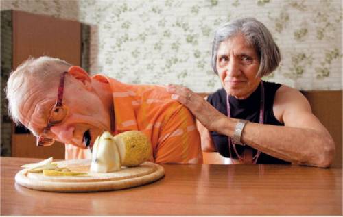Dipinge (e guida) senza le mani, 
per non dipendere dallo Stato