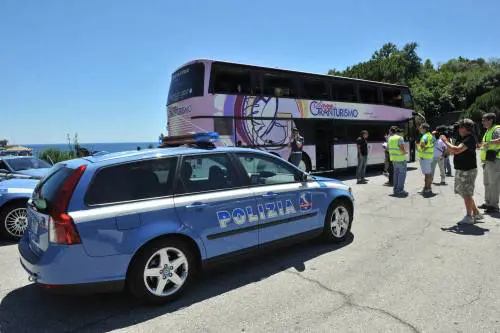 Pullman va a fuoco: un morto e 18 intossicati sulla Genova-Savona