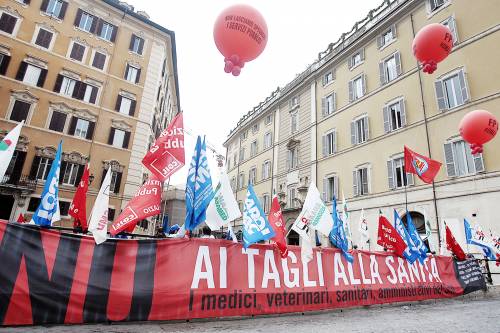 Sit-in contro la manovra, 
i medici in sciopero: 
"Alta adesione, al 75%"