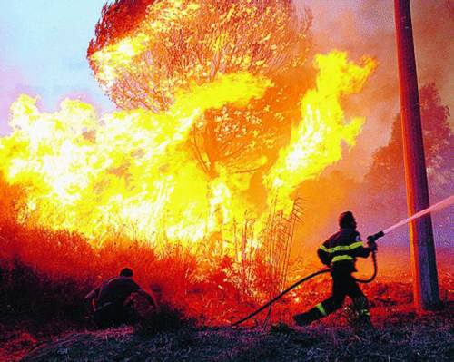 Liguria in fiamme, l’elicottero antincendio non vola