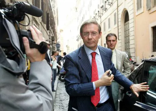 Segregati e rapinati in villa i familiari di Urso
