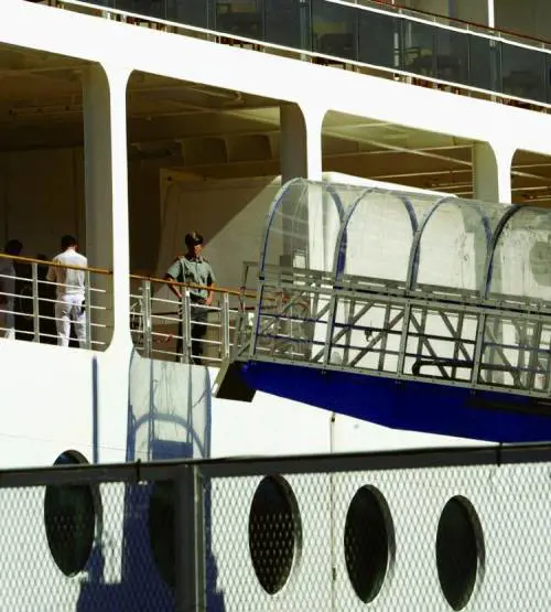 Crociera di morte Passerella cede durante limbarco