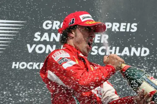 Alonso vola, Massa quasi lo azzoppa 
Alla Ferrari multa di 100mila dollari