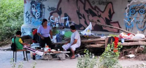 I rom nel Bisagno mangiano e dormono tra i topi