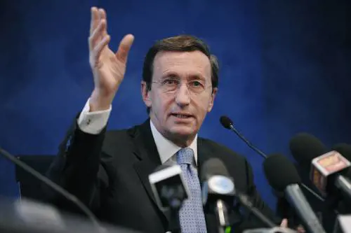 Ora Fini chiede la testa di Berlusconi 
"Fuori dal partito tutti gli indagati"