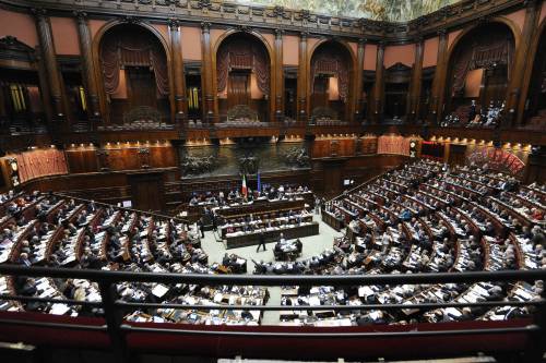 Manovra, tagliati mille euro al mese ai deputati 
Il governo: fiducia alla Camera, domani il voto