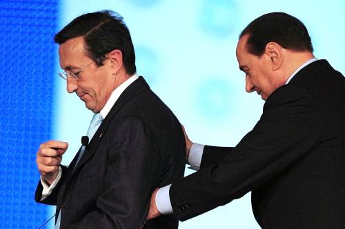 Lo strappo di Berlusconi 
Il no del cofondatore: 
"Non lascio la Camera"